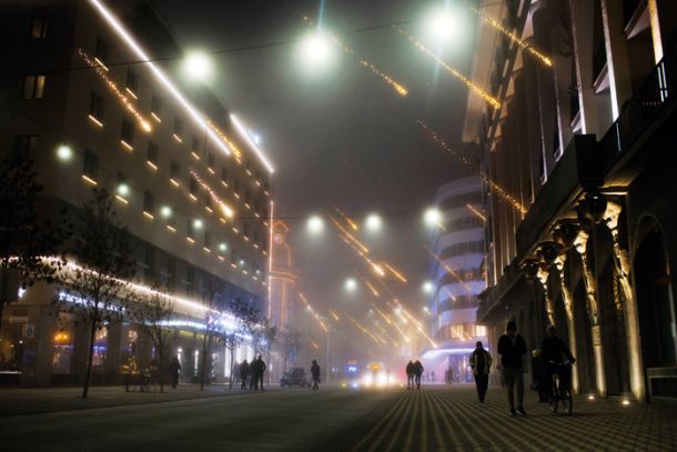 Praznično okrasje v centru Ljubljane visi nad nič hudega slutečimi pešci, ki se sprehajajo po Slovenski cesti.
