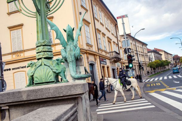 Slovenska policistka se nasmehne v kamero med patruljiranjem na konju po ljubljanskih ulicah