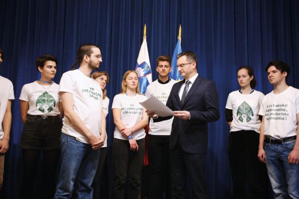 Predstavniki gibanja Mladi za podnebno pravičnost so predali svoje zahteve in predloge ukrepov premieru Marjanu Šarcu, Vlada RS, Ljubljana