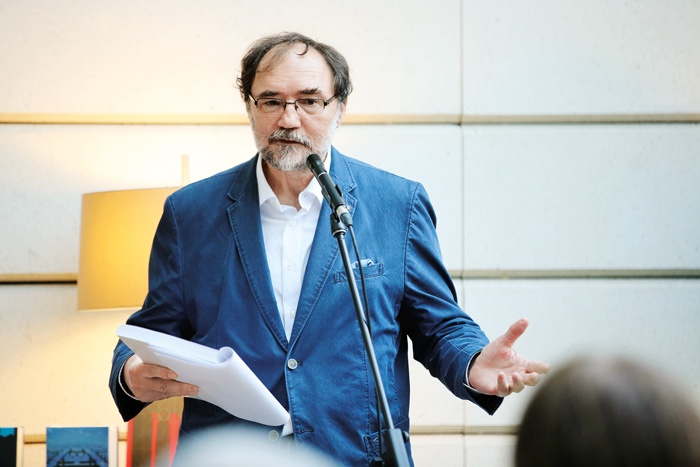 Pesnik Boris A. Novak, predsednik zaskrbljene Komisije za slovenski jezik