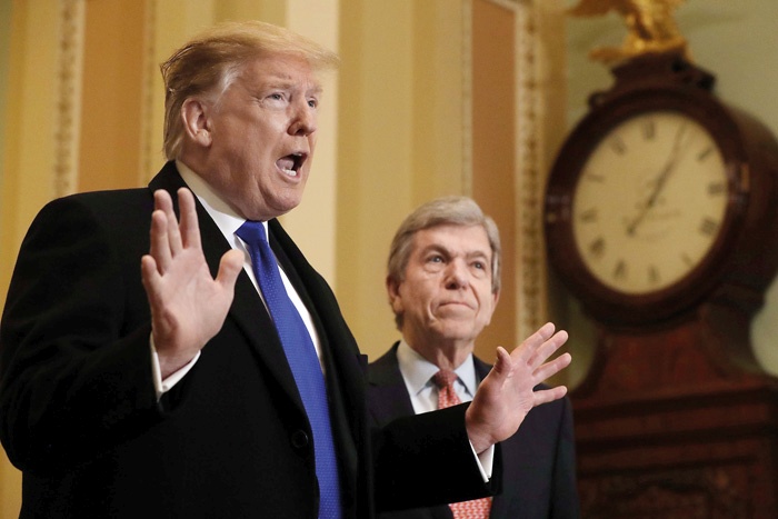 Donald Trump novinarjem pojasnjuje svoje videnje Muellerjevega poročila