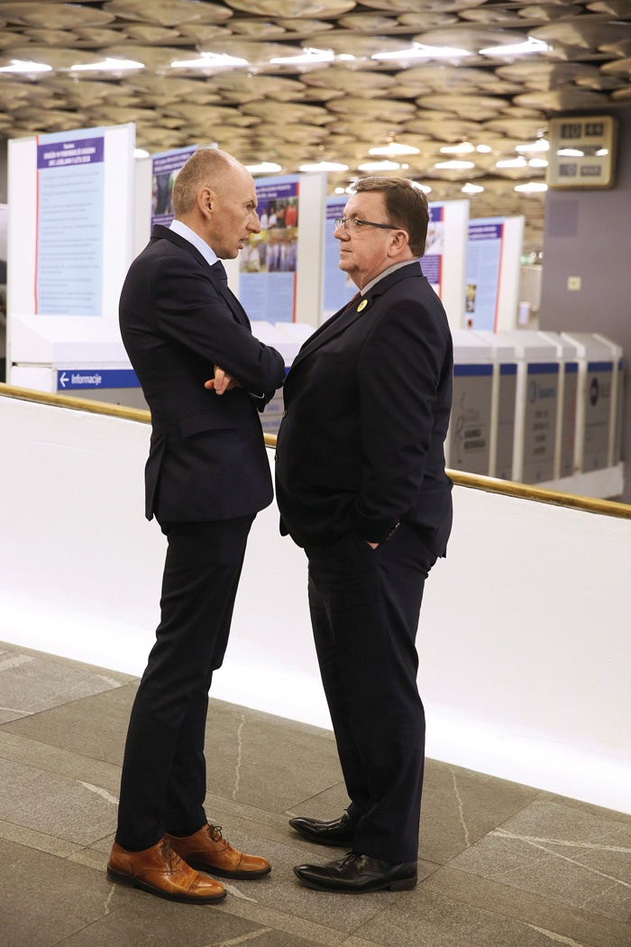 Upor družinskih zdravnikov in njihovih organizacij je zajel celotno državo, strasti pa bo moral pomiriti novi minister za zdravje Aleš Šabeder (na sliki levo). Njegov predhodnik Samo Fakin (na sliki desno) pravi, da osrednja težava zdravstvenega sistema ni pomanjkanje denarja, temveč to, da ga je dovolj za vse – tudi za elito, ki izkorišča luknje v sedanji ureditvi. 