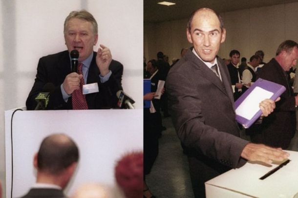 Ivo Hvalica (levo) leta 2001 na govorniškem odru stranke SDS, spodaj rahlo v desno nagnjena glava večnega predsednika Janeza Janše, ki ga lahko vidite tudi na desni fotografiji, kjer je po vsej verjetnosti za predsednika stranke ponovno glasoval zase ... 