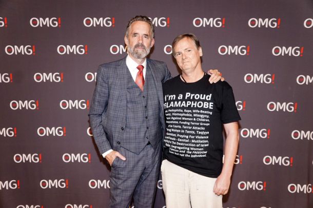Inkriminirajoča fotografija Petersona in njegovega fena, ki je ponosen, da je islamofob 