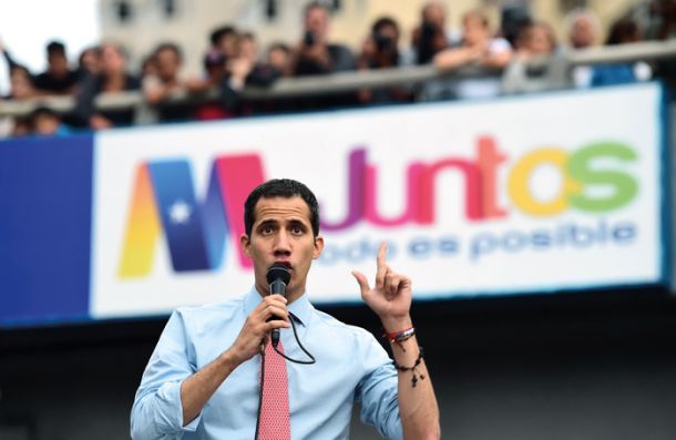 Rušenje Madura je tako »spontano« kot rožni venec, ki si ga je zadnjič okrog roke ovil Guaidó. 