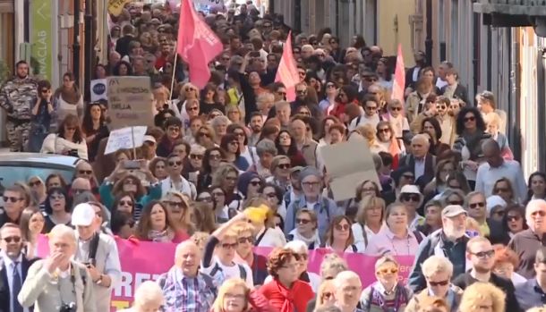 Protestniki so na shodu nasprotnikom pravic žensk jasno in glasno pokazali, da ne dovolijo vrnitve v srednji vek