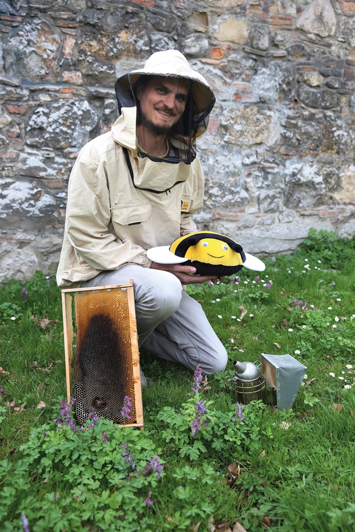 William Blomstedt v zaščitni čebelarski obleki. Zgodbam o čebeljih pikih v knjigi posveti obsežno poglavje in pravi, da pravzaprav skoraj ni mesta na njegovem telesu, kamor ga čebela ni pičila. 