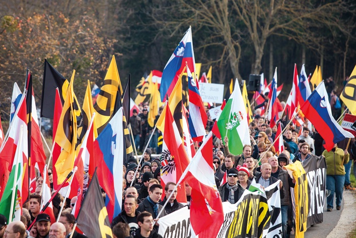 Marš »1000 Patrioten in Spielfeld« je novembra 2015 pripravilo avstrijsko identitarno gibanje. Protestniki so zahtevali zaprtje meje, med njimi so bili tudi Slovenci.