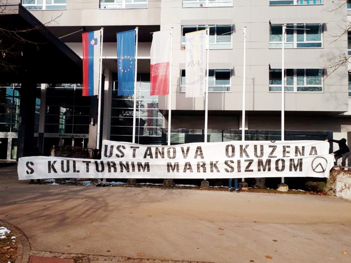 Transparent pred Fakulteto za družbene vede