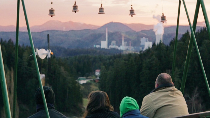 Prizor iz filma Mesto Svetlobe - dom družine Laznik, ki živi nad Termoelektrarno Šoštanj. Film prikazuje, kako dolina živi in umira z elektrarno.