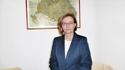 Veleposlanica Edit Szilágyiné Bátorfi pred zemljevidom Velike Madžarske