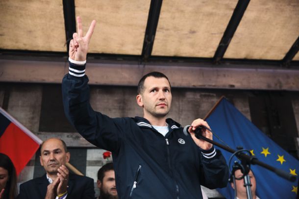 Damir Črnčec v času, ko je bil zaveznik Janeza Janše. Fotografija je nastala junija 2014 na dan, ko je Janša odšel v zapor. Črnčec je bil eden od glavnih organizatorjev shoda. 