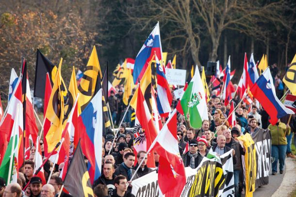 Marš »1000 Patrioten in Spielfeld« je novembra 2015 pripravilo avstrijsko identitarno gibanje. Protestniki so zahtevali zaprtje meje, med njimi so bili tudi Slovenci. 