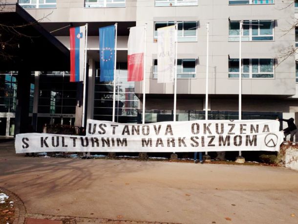 Transparent pred Fakulteto za družbene vede