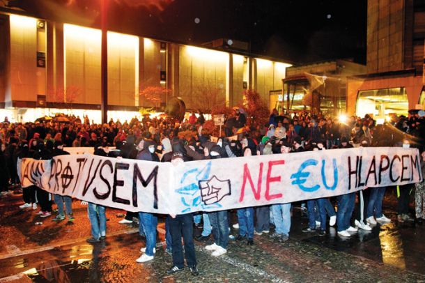 27. novembra 2012 je v Ljubljani potekala ljudska vstaja. Spremljali so jo verjetno največji izgredi, ki so jih slovenski skrajneži pripravili pred parlamentom.