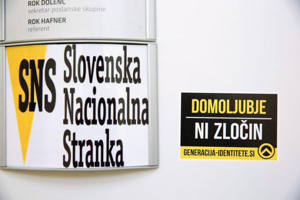 Nalepka Generacije identitete na vratih poslanske pisarne SNS 