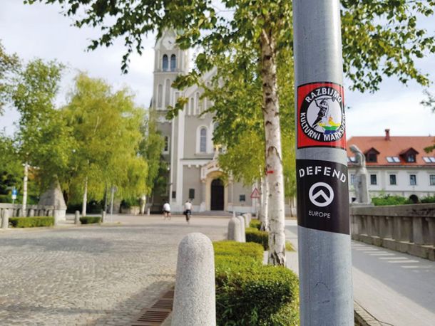Nalepka Generacije identitete na ljubljanskem trnovskem mostu.