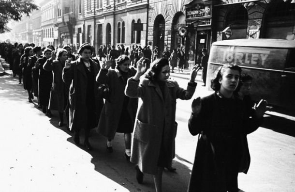 Deportacija madžarskih Judov v Auschwitz leta 1944: od 14. maja do 6. julija so tedanje madžarske oblasti deportirale 437 tisoč Judov, iz Budimpešte jih je v smrt odpeljalo 152 vlakov.