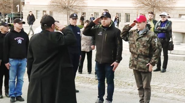 Andrej Šiško med salutiranjem 