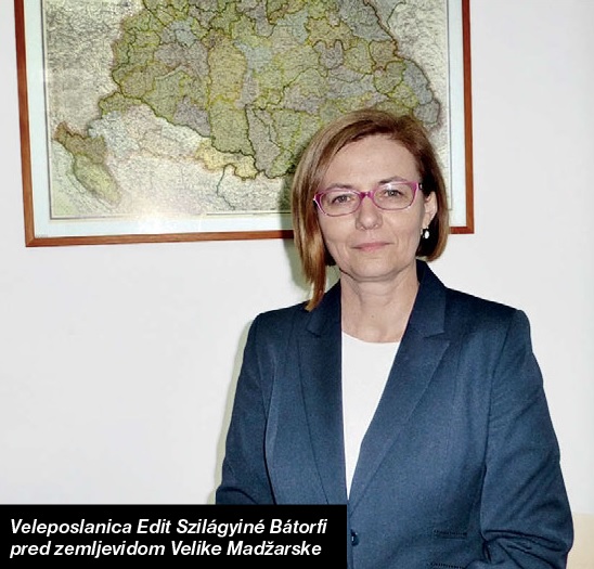 Veleposlanica Edit Szilágyiné Bátorfi pred zemljevidom Velike Madžarske