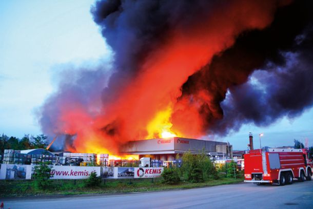 Požar v vrhniškem podjetju Kemis. Po novi zakonodaji bi okoliški prebivalci od podjetja brez težav zahtevali odškodnino za njim (in okolju) povzročeno škodo. 