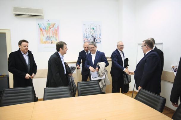 Predsednik zdravniškega sindikata Fides Konrad Kuštrin je znan zagovornik privatizacije v zdravstvu. Tudi on podpira izstop zdravnikov iz enotnega plačnega sistema in napoveduje zaostrovanje sindikalnih aktivnosti. Ali lahko minister Aleš Šabeder ohrani javno zdravstvo?