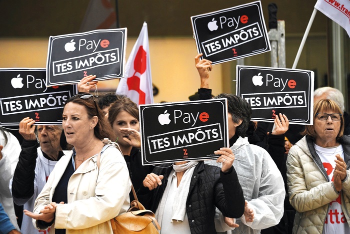 Protest pred Applovo trgovino zaradi njihove »davčne optimizacije«