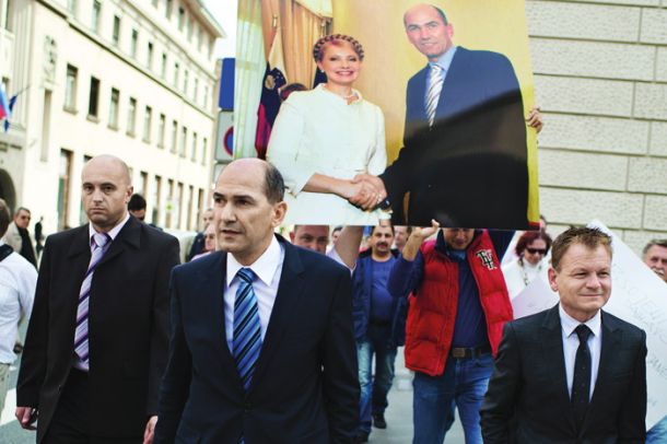 Shod v podporo Janši, na katerem je fotografijo z Julijo Timošenko nosil Žiga Schäffer, sin vrhovne sodnice Barbare Zobec.