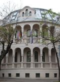 Beograd (Jaka Potočnik, Miha Toplišek) Veleposlaništvo je v središču mesta, na vogalu Dositejeve ulice in ulice Cara Dušana, v reprezentančni stavbi nasproti pravoslavne cerkve. Podstrešje je mogoče predelati v prijetno stanovanje, avtorja pa sta si zamislila dodatno odprtje dela strehe, da se ustvari terasa nad javnim prostorom. Veleposlaništvo je zelo primerno za žvižgače, ki bi radi imeli javne nagovore s svojega balkona. 