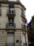Pariz (Dorian Sipos, Eva Sevšek) Vogalna večnadstropna stavba stoji na območju med reko Sieno in parkom Bois de Boulogne. Je nekoliko nižja od okoliških, nad njo je čutiti manjkajoči volumen, ki omogoča urbanistično nevprašljivo izvedbo hiše z vrtom na strehi, kot sta predlagala avtorja. Strešni vrt nadomešča dvorišče, ki ga hiša nima. 