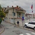 Skopje (Gregor Vida, Blaž Senica) Struktura stavbe veleposlaništva in struktura njene okolice sta precej kaotični, stavba sama pa tudi premajhna za dodatno stanovanje. Avtorja sta zato prostor za žvižgača iskala v nadzidavi s tremi volumni, naloženimi drug vrh drugega, ki k okoliškemu kaosu dodajajo še svoj prispevek. Arhitekturno zelo smela rešitev. 