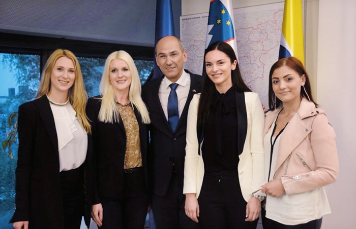 Predsednik Janez Janša z novimi članicami