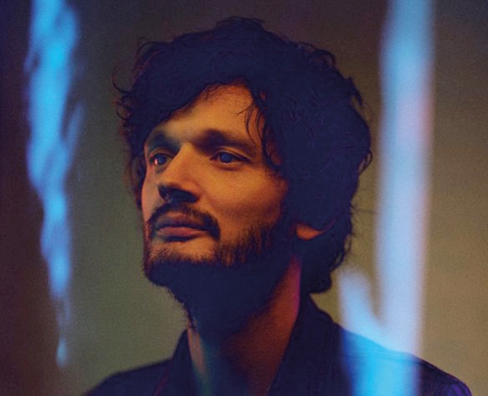 Apparatova nova plošča kljub popevkarskemu formatu ponuja obilje prefinjenega studijskega obrtništva in osredotočenosti na pretanjene podrobnosti. 