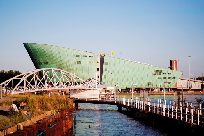 Center znanosti NEMO je zaznamoval prestrukturiranje amsterdamskega pristaniškega območja v sodobno stanovanjsko četrt, obenem pa prostorsko označuje uvoz v predor pod reko IJ. Podobnost s tovorno ladjo je skladna s tehnološko-znanstvenim programom stavbe.