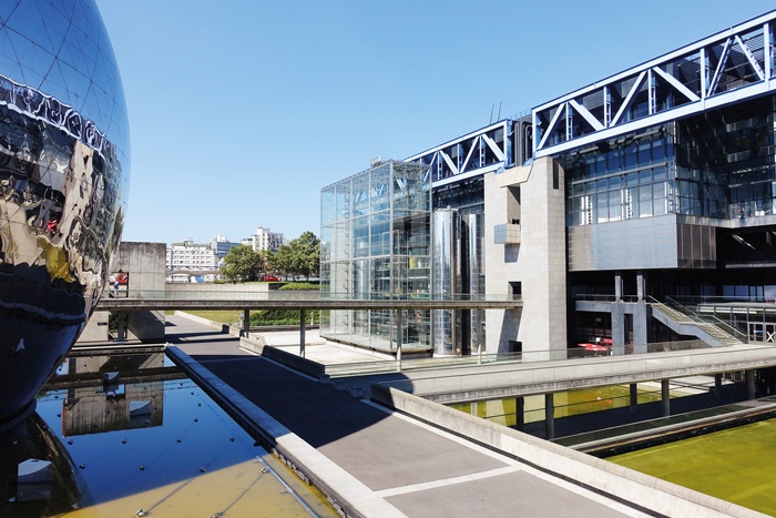 Mesto znanosti in industrije v pariškem dekonstruktivističnem parku La Villette krasijo izpostavljeni jekleni nosilci, čeprav je bila osnovna konstrukcija stavbe prvotno namenjena za nikoli končano tržnico živine. Na levi paviljon sferične kinodvorane La Geode.