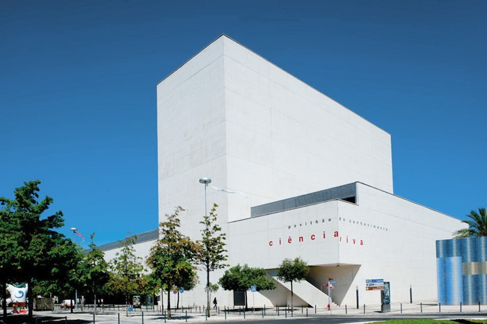 Monumentalni, a elegantni paviljon iz belega betona je bil ena od osrednjih zanimivosti lizbonskega Expa 98, danes pa kot Paviljon znanosti oživlja novo poslovno-stanovanjsko četrt.