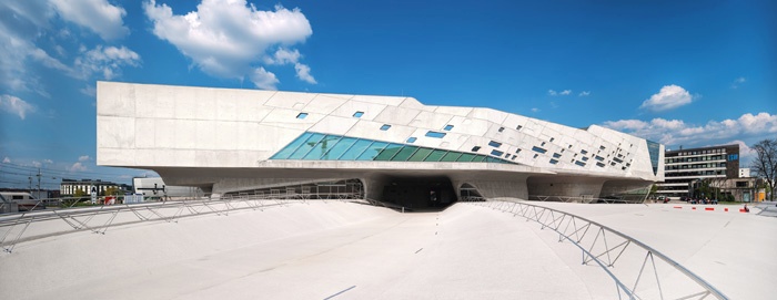 Drzno betonsko in stekleno stavbo centra Phaeno v Wolfsburgu je zasnovala arhitektka Zaha Hadid.