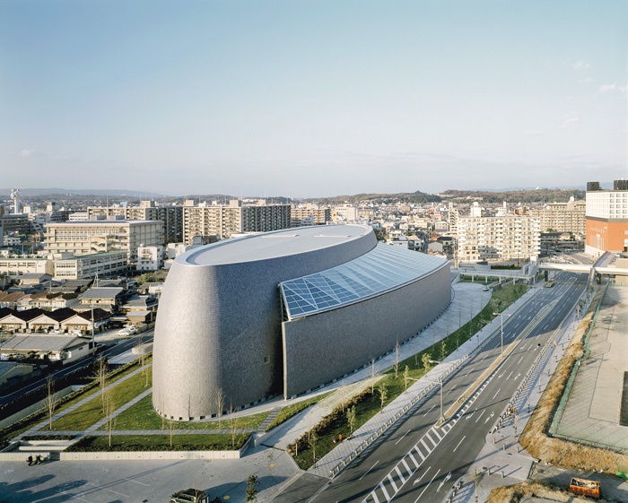 Isozaki je leta 1998 dobil naročilo, naj sprojektira dvorano ob 1300-letnici Nare. Pri tej arhitekturi pozornost zbudi oblika, ki, kot pravijo strokovnjaki, spominja na zgodovinske stavbe stare prestolnice, ustanovljene leta 703 pod imenom Heidžo-kjo. Poetično so stavbo opredelili kot zamrznjeno glasbo, kar je tudi ena izmed prastarih definicij arhitekture.