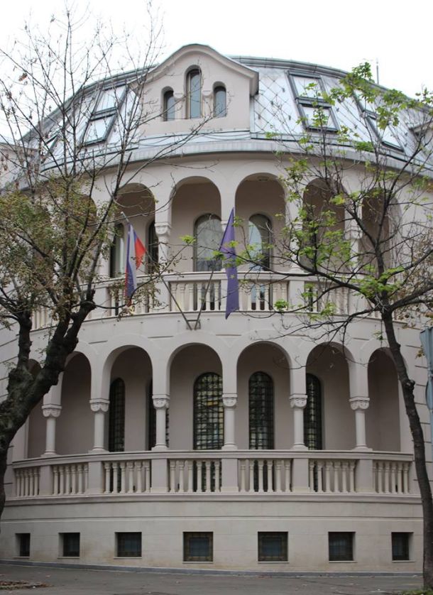 Beograd (Jaka Potočnik, Miha Toplišek) Veleposlaništvo je v središču mesta, na vogalu Dositejeve ulice in ulice Cara Dušana, v reprezentančni stavbi nasproti pravoslavne cerkve. Podstrešje je mogoče predelati v prijetno stanovanje, avtorja pa sta si zamislila dodatno odprtje dela strehe, da se ustvari terasa nad javnim prostorom. Veleposlaništvo je zelo primerno za žvižgače, ki bi radi imeli javne nagovore s svojega balkona. 