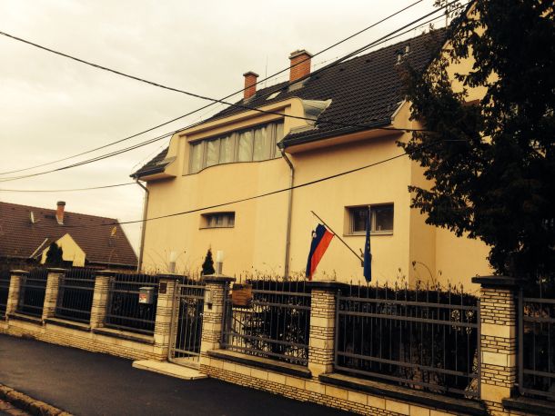 Budimpešta (Anže Repinc, Žiga Lovšin) Veleposlaništvo je v naselju enostanovanjskih hiš v severnem delu mesta, v bližini je še nekaj drugih veleposlaništev (Katar, Tajska, Kazahstan itd). Stavba je zadosti velika in nadzidave ne potrebuje, za predelavo v stanovanje pa je primerno predvsem podstrešje, kjer sta si avtorja zamislila dvoetažno stanovanje oziroma dupleks z zelo prilagodljivim tlorisom. Dvorišče je ograjeno in pribežnik bi čas lahko preživljal tudi na vrtu. 