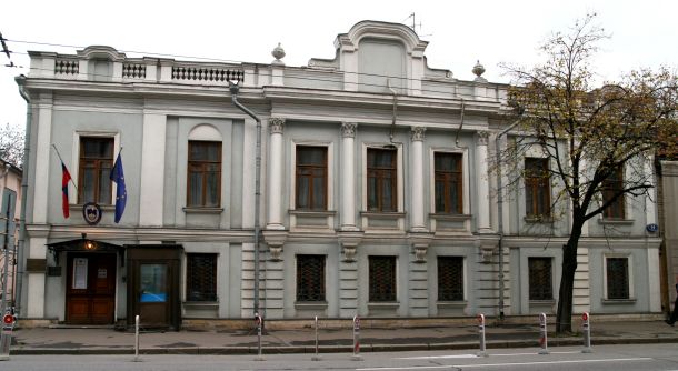 Moskva (Isidora Mandić, Domen Kalin) Historicistično poslopje je dovolj veliko, da bi lahko gostilo žvižgača tudi v delu pisarniških prostorov, predelanih v bivalne. Za daljše bivanje je primernejše povišanje podstrešja, ki sta si ga avtorja zamislila s sodobno streho iz zalomljenih trikotnikov, med katerimi so steklene površine, ki prepuščajo svetlobo in poglede. »There is a crack in everything. That's how the light gets in,« poje Leonard Cohen. Tudi to veleposlaništvo bi žvižgaču omogočalo občasen izhod na dvorišče. 