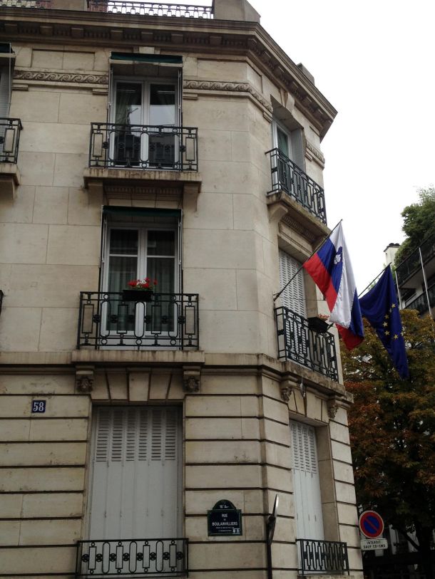 Pariz (Dorian Sipos, Eva Sevšek) Vogalna večnadstropna stavba stoji na območju med reko Sieno in parkom Bois de Boulogne. Je nekoliko nižja od okoliških, nad njo je čutiti manjkajoči volumen, ki omogoča urbanistično nevprašljivo izvedbo hiše z vrtom na strehi, kot sta predlagala avtorja. Strešni vrt nadomešča dvorišče, ki ga hiša nima. 