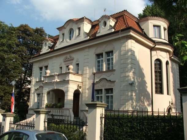 Praga (Tomislav Levačić, Manca Šavs) Vila s parkom bi bila verjetno najprijetnejše zatočišče za žvižgače med vsemi slovenskimi veleposlaništvi. Stavba ni velika, tudi tukaj je treba prostore za stanovanje iskati v povišanem podstrešju. Avtorja sta neobaročne elemente sedanje strehe podaljšala v notranjost in s tem ustvarila nekakšne 'hiše v hiši' sredi enotnega prostora stanovanja. 