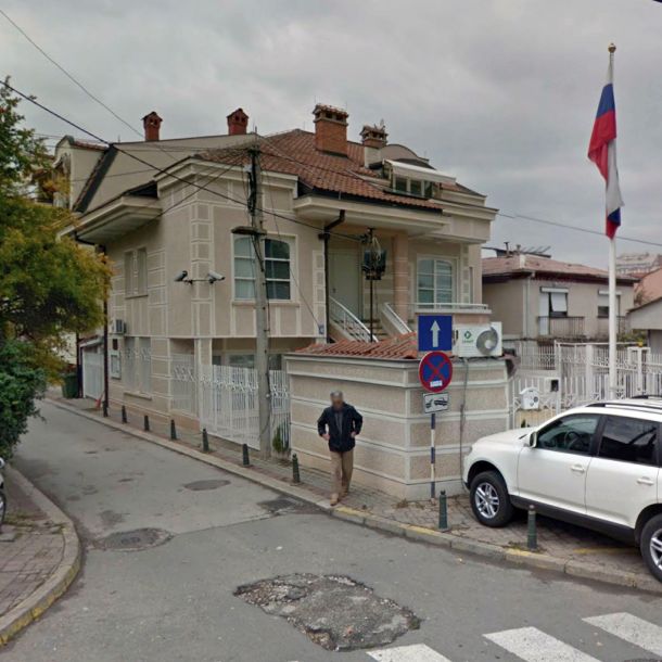 Skopje (Gregor Vida, Blaž Senica) Struktura stavbe veleposlaništva in struktura njene okolice sta precej kaotični, stavba sama pa tudi premajhna za dodatno stanovanje. Avtorja sta zato prostor za žvižgača iskala v nadzidavi s tremi volumni, naloženimi drug vrh drugega, ki k okoliškemu kaosu dodajajo še svoj prispevek. Arhitekturno zelo smela rešitev. 