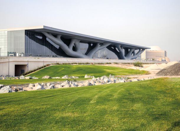 Arata Isozaki je narodni kongresni center v Katarju (Qatar National Covention Center) začel projektirati leta 2004. Slavnostno so ga odprli decembra 2011 in zaradi fasade, oblikovane kot drevesa, je kmalu postal ena izmed arhitekturnih znamenitosti. Motiv, ki ga je uporabil, je sveto islamsko drevo Sidrat al Muntaha, simbol sedmih nebes. Stavba je ogromna, v njej so večnamenske dvorane za konference in sestanke, različni avditoriji in gledališča ter okoli 40 tisoč kvadratnih metrov razstavnih prostorov. Arhitekt je upošteval podnebne razmere, torej puščavsko podnebje; stavba je energetsko varčna in vzdržna.