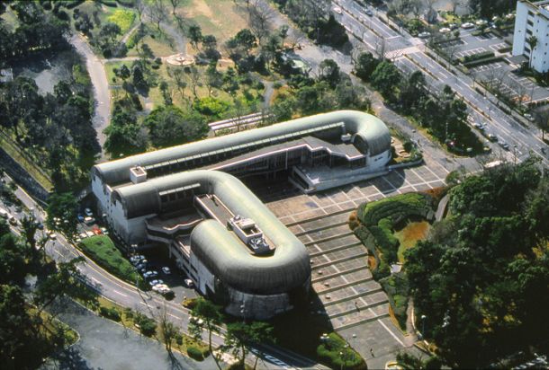 Centralna knjižnica v mestu Kitakjušu na otoku Kjušu je Isozakijevo zgodnejše delo iz leta 1974, iz časa metabolizma. Za izhodišče oziroma navdih je vzel francosko kraljevo knjižnico, ki jo je leta 1785 narisal Etienne Louis Boullée. Navdih je bila obokana galerija, ki jo je Isozaki izvedel tako, da se na začetku vzporedna obokana trakta kot predora ali bolje obokani galeriji razdružita zaradi oblikovnih in prostorsko-praktičnih vzgibov.