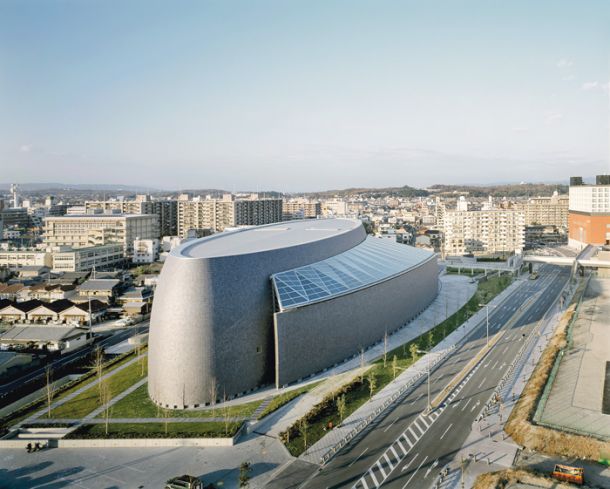 Isozaki je leta 1998 dobil naročilo, naj sprojektira dvorano ob 1300-letnici Nare. Pri tej arhitekturi pozornost zbudi oblika, ki, kot pravijo strokovnjaki, spominja na zgodovinske stavbe stare prestolnice, ustanovljene leta 703 pod imenom Heidžo-kjo. Poetično so stavbo opredelili kot zamrznjeno glasbo, kar je tudi ena izmed prastarih definicij arhitekture.