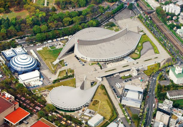 Kenzo Tange, Yoyogi National Gymnasium, velik športni kompleks so odprli slabih 39 dni pred odprtjem poletnih olimpijskih iger v Tokiu leta 1964. Umeščen je ob zelen park Jojogi in je postal ena izmed znamenitih arhitektur, ki so jih ustvarili pripadniki arhitekturnega gibanja, poimenovanega metabolizem.