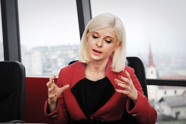 Ministrica Ksenija Klampfer 