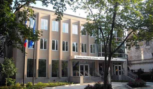 Washington (Mina Gutović, Jaka Korla) Veleposlaništvo smo podedovali po razpadu Jugoslavije in je tudi edino izmed vseh, ki je umeščeno v samostojni poslovni in ne stanovanjski objekt. Avtorja sta stanovanje za žvižgača umestila na vrh stavbe. Ne kot stalno konstrukcijo, pač pa v obliki montažnih elementov, ki se kot pop-up stanovanje na hitro sestavijo, ko pride nov obiskovalec: glamping na ravni strehi. 
